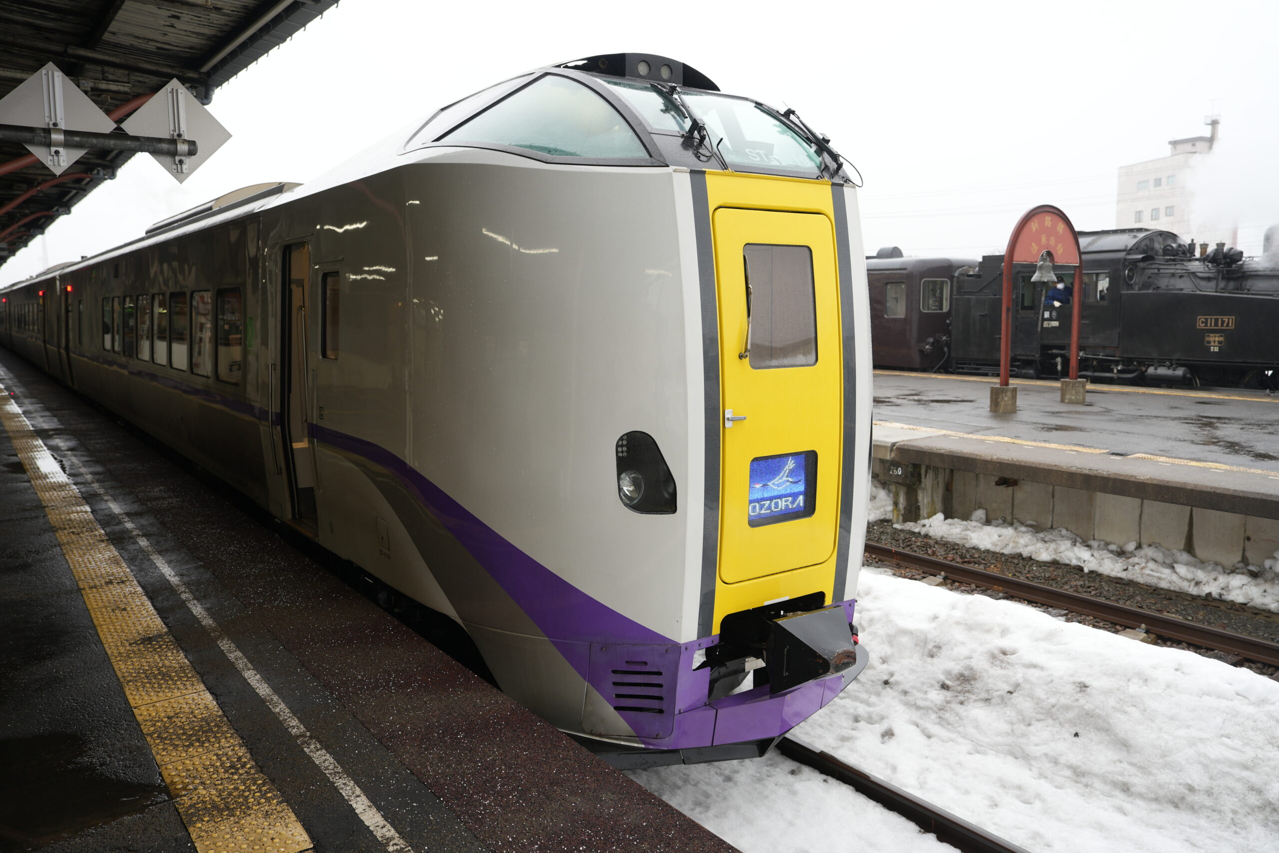 □JR北海道□ 特急「スーパーとかち」乗車口板 □ 指定席 ４号車（紫） - 鉄道