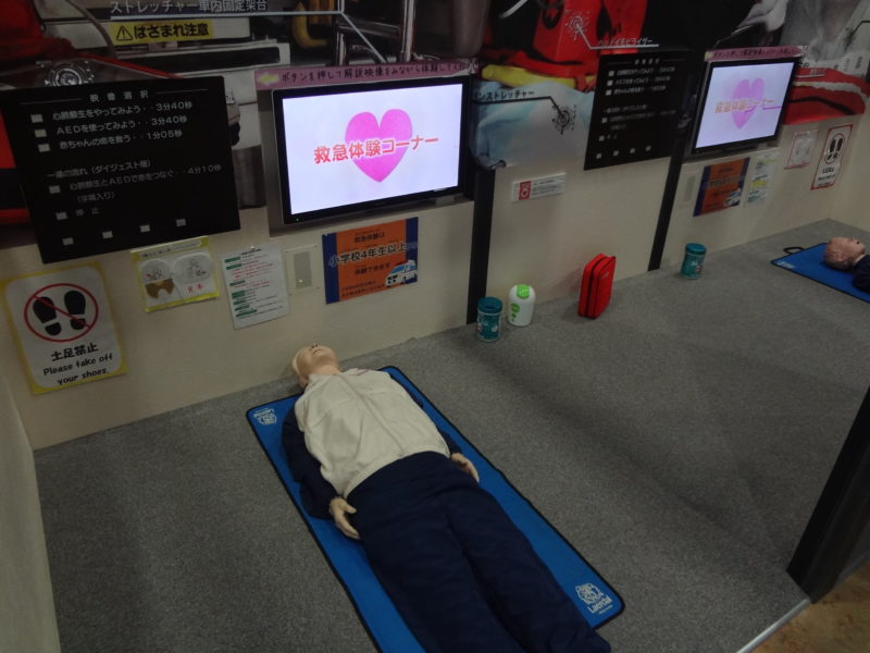 訓練用の人形を使い心肺蘇生や骨折時の応急処置を体験