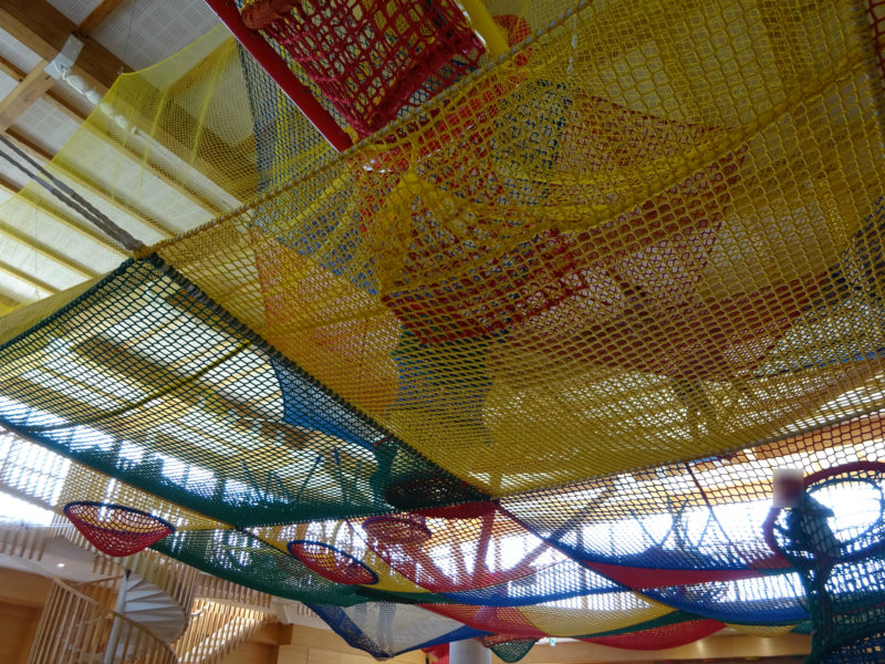 1階運動スペースから見上げるネット遊具