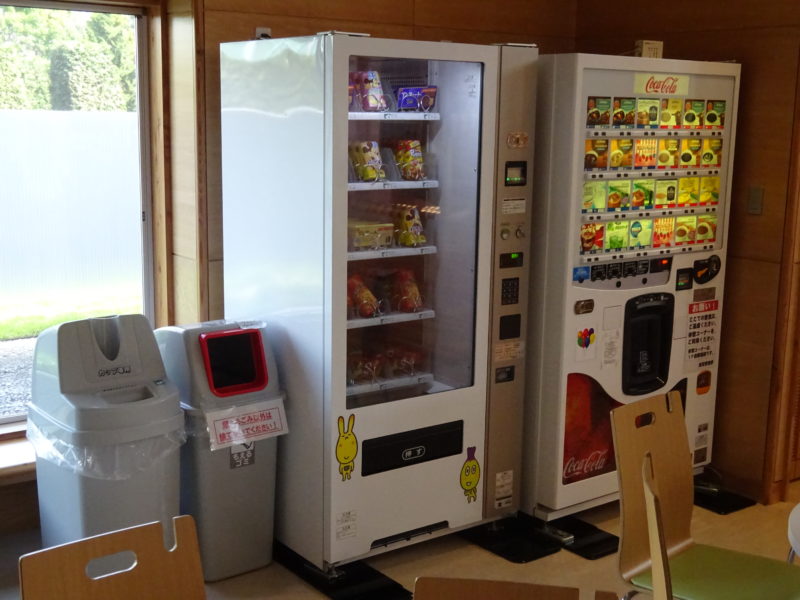 紙パック飲料とお菓子の自動販売機
