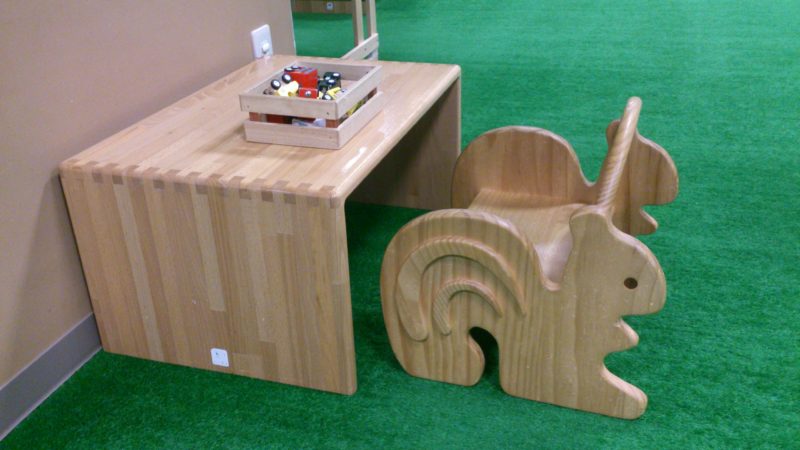 木製の椅子と机