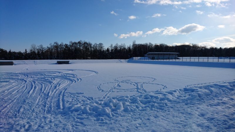 雪に埋もれたサッカー場