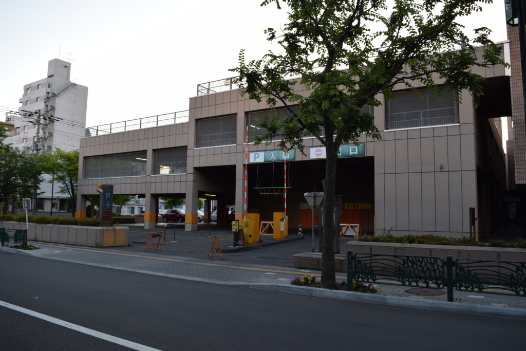 札幌サンプラザホールの駐車場
