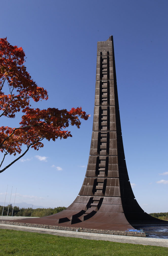紅葉と百年記念塔