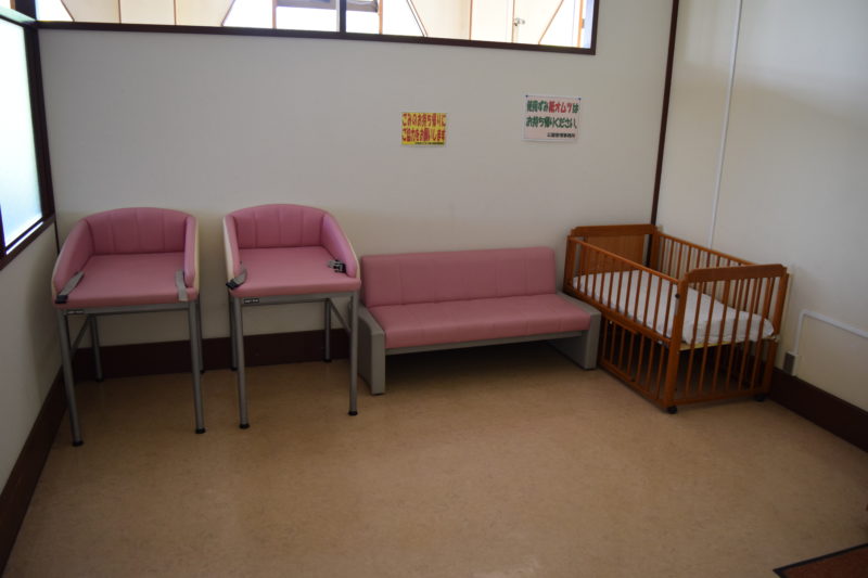 授乳室内には、おむつ替え用のベッド、ベビーベッド、椅子があります。