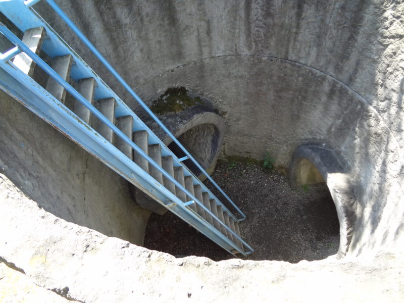 コンクリート管のはしごで降りて地下迷路へ