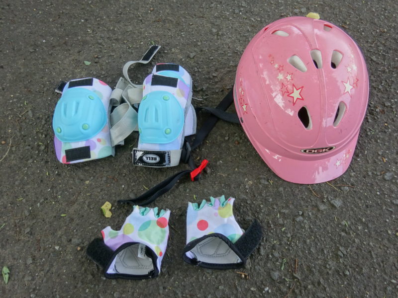 ヘルメットと怪我のしやすい肘や膝をしっかりと保護してくれるパッドセット