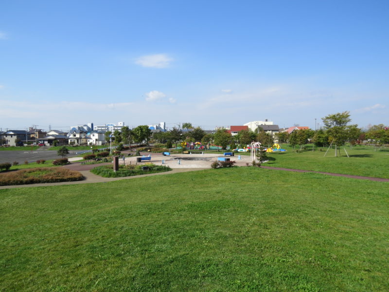 昭和の丘から遊びの広場とおもちゃ箱広場方面