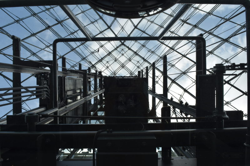 1階・2階・3階・屋上を移動するエレベーター内から見上げるガラス部分