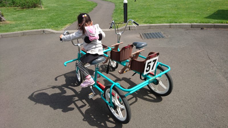 幼児シートが2ついた4輪自転車