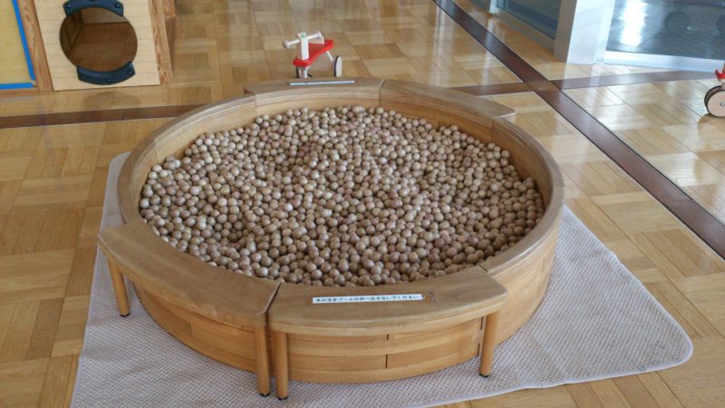 木製のボールプール