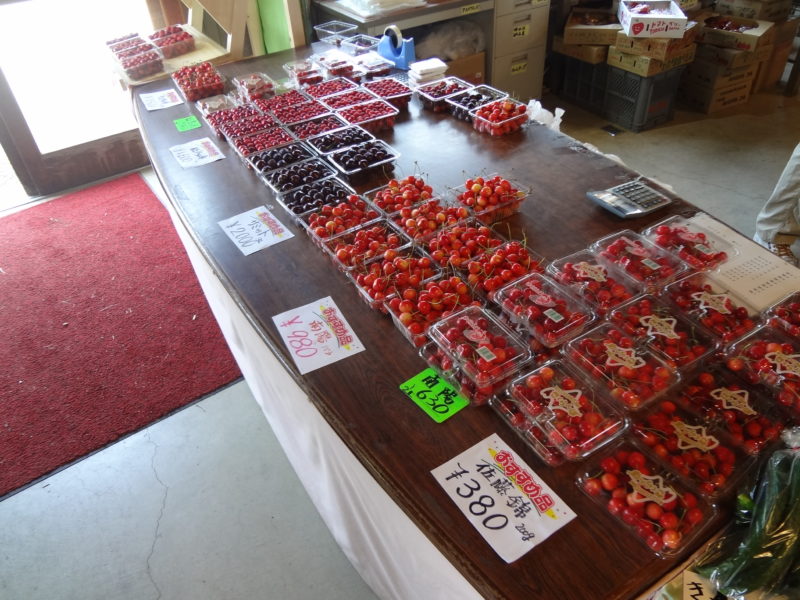 山本観光果樹園の館内では、さくらんぼをはじめ旬の果物を即売