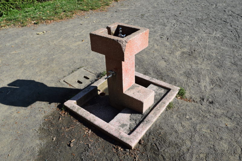 伏古公園の遊具広場にある水飲み場・手洗い場