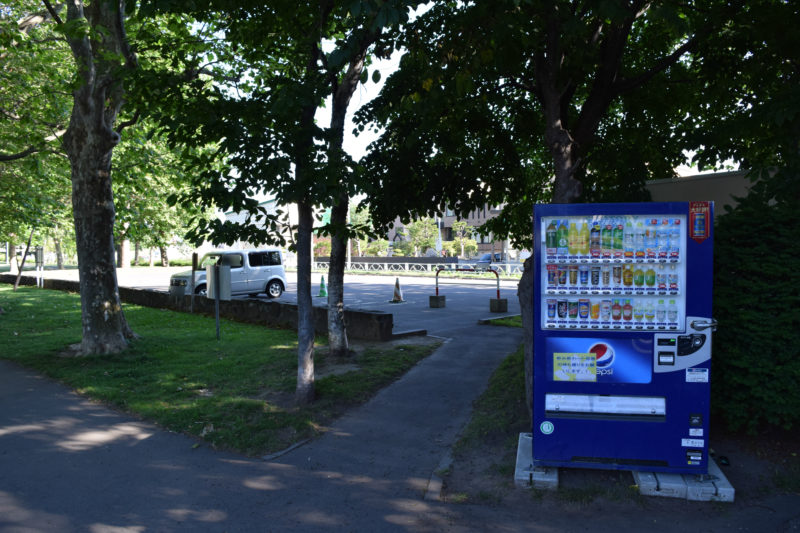 伏古公園管理事務所・駐車場付近にある自動販売機
