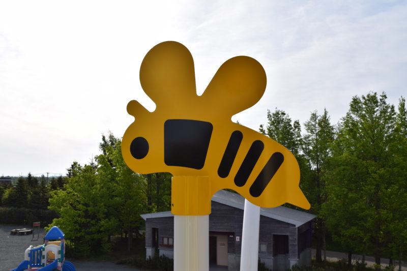 大型コンビネーション遊具の黄色いハチのモニュメント