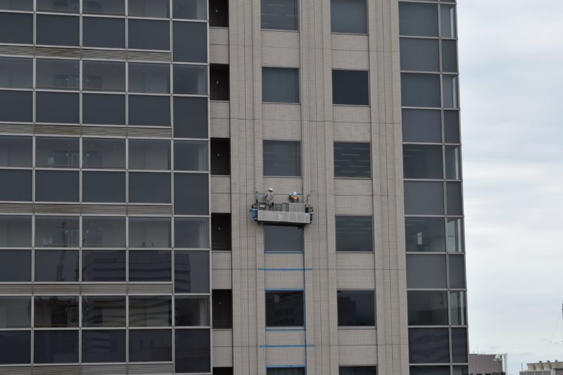 高層棟の7階～20階にあたるJRタワーオフィスプラザさっぽろの窓をゴンドラで清掃