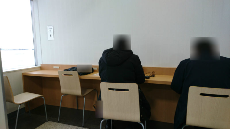 札幌丘珠空港搭乗待合室内にある電源スペース