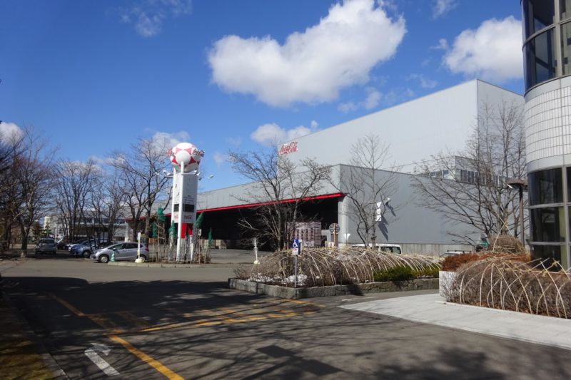 北海道コカコーラボトリング札幌工場で製造ライン・立体自動倉庫の工場見学