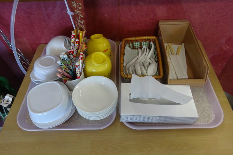 子供用の取り皿や箸、スプーン、フォーク