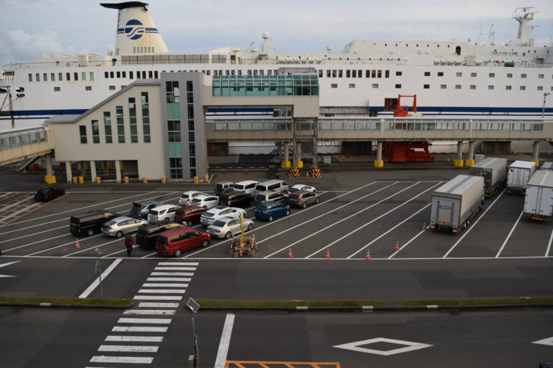 苫小牧西港フェリーターミナル各航路別の乗船車両待機スペース