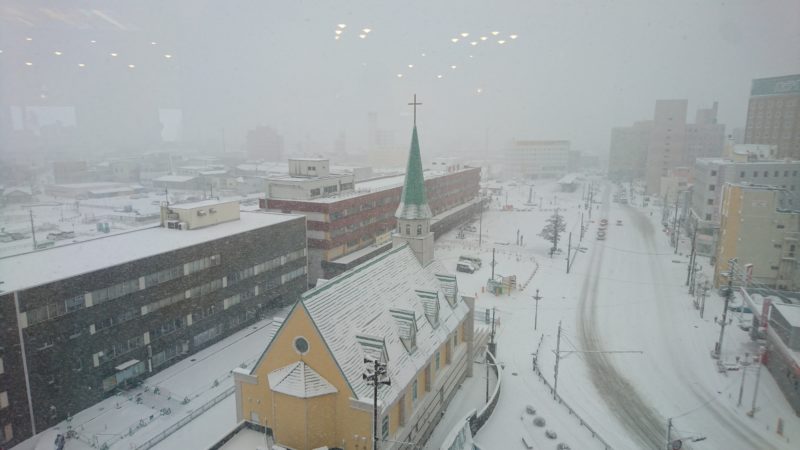 降雪時の釧路ロイヤルインからのJR釧路駅と釧路駅前バスターミナル