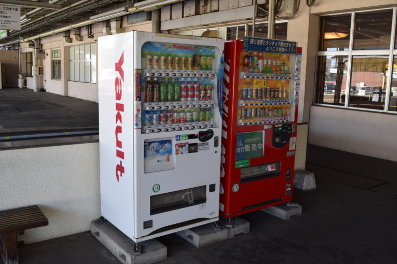  釧路駅1番ホームにある自動販売機