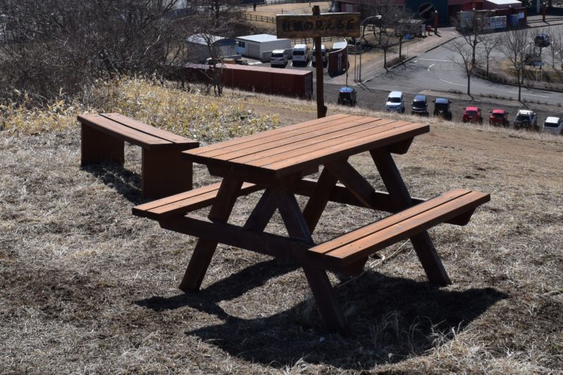 木製のベンチとテーブル