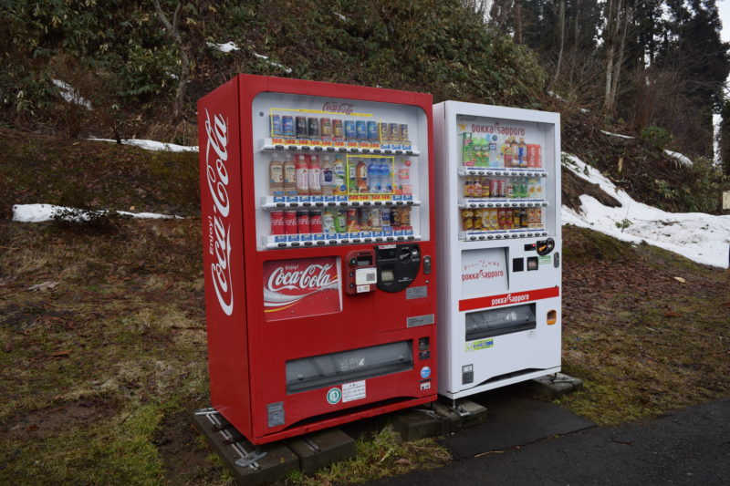 コカコーラとポッカサッポロの自動販売機